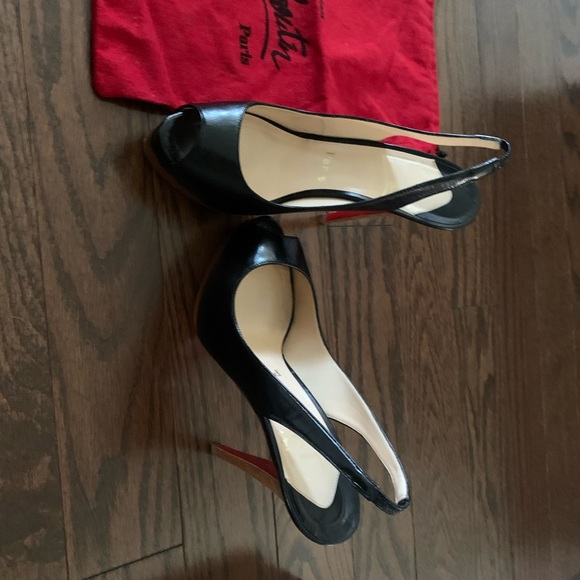 Cristian Laboutin Sandal in Black leather with sling back and peep toe. - Picture 6 of 10